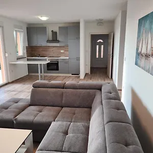 Apartman Patalic, Lopar